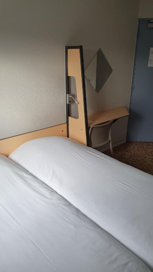 Welcomotel Coignieres Phòng bức ảnh
